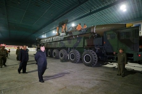 Kim Jong-un inspeciona míssil, dentro de retórica ameaçadora