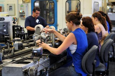 Diferença entre número de homens e mulheres no mercado de trabalho vem caindo desde 2010