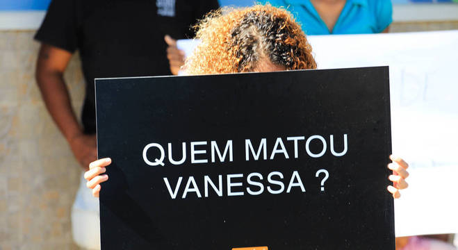 Familiares e amigos protestaram durante o enterro de Vanessa dos Santos, morta por bala perdida Familiares e amigos protestaram durante o enterro de Vanessa dos Santos, morta por bala perdida