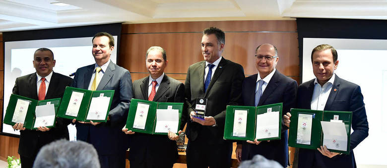 Da esquerda para a direita: o presidente da Universal, Maurício Campos; o ministro Gilberto Kassab; o bispo Domingos Siqueira; o presidente dos Correios, Guilherme Campos; o governador Geraldo Alckmin, e o prefeito João Doria Da esquerda para a direita: o presidente da Universal, Maurício Campos; o ministro Gilberto Kassab; o bispo Domingos Siqueira; o presidente dos Correios, Guilherme Campos; o governador Geraldo Alckmin, e o prefeito João Doria