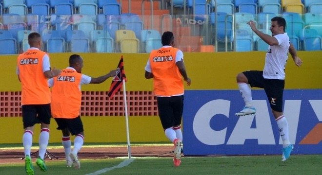 André Lima comemora gol que abriu caminho para vitória dos baianos na casa do Atlético-GO