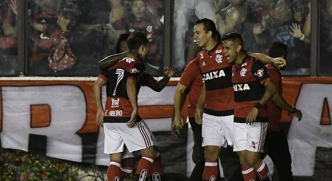 Éverton Ribeiro (7), Leandro Damião e Everton comemoram vitória na casa vascaína