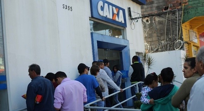 Fila para saque de contas inativas do FGTS em agência da Caixa Econômica Federal na Avenida Cupecê, na zona sul de São Paulo, neste sábado (8). Foi antecipada para hoje a 5ª etapa de saques das contas inativas do FGTS (Fundo de Garantia por Tempo de Serviço) para quem nasceu em dezembro. Prazo de saque vai até dia 31