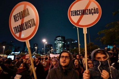 Propostas de reforma trabalhista e da terceirização provocaram protestos e ainda levantam muitas dúvidas entre trabalhadores

