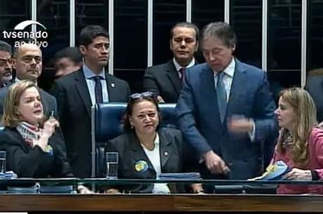 Senadoras não deixaram presidente da Casa sentar