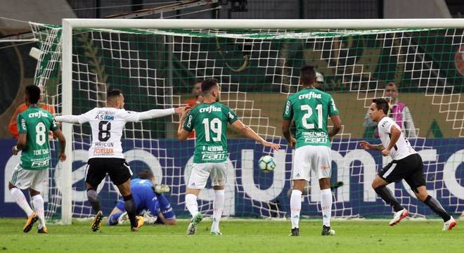 De pênalti Jadson marcou o primeiro gol do Timão. Foi o oitavo dele na temporada