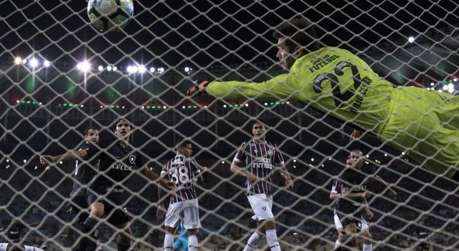 Roger se posicionou bem na área para marcar gol da vitória do Botafogo sobre Fluminense
