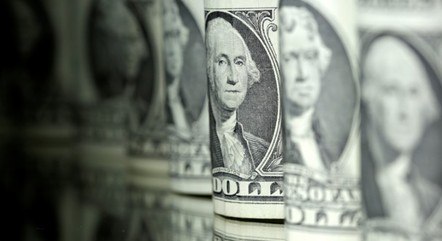 Dólar opera negociado a R$ 5,6782