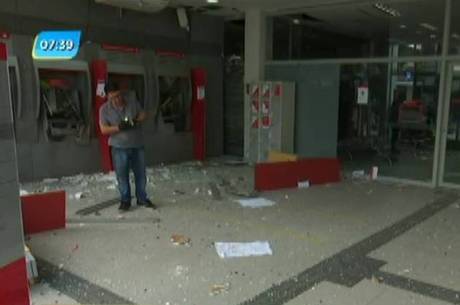 Agência bancária ficou destruída após explosão