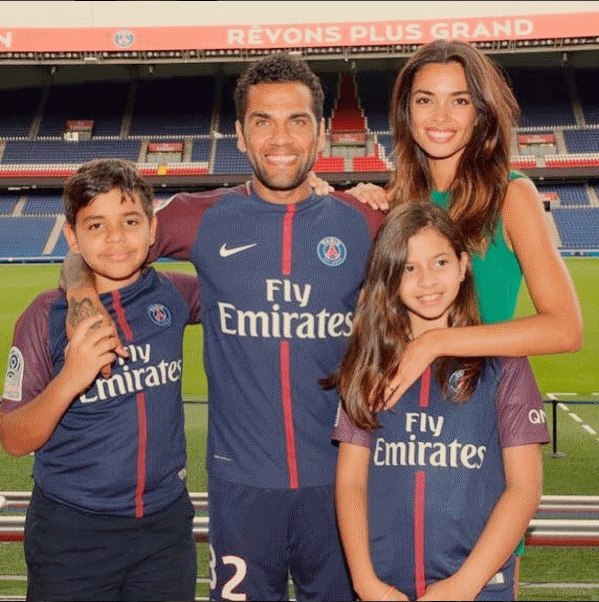 Daniel Alves Se Casa Com Modelo Em Cenario Paradisiaco Veja Como Foi Fotos R7 Futebol