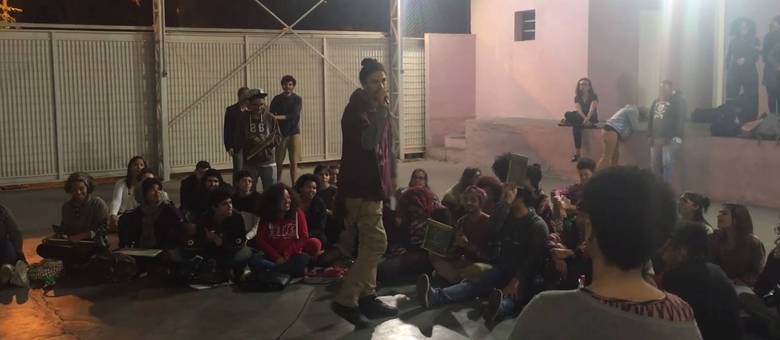 Jurados escolhidos aleatoriamente avaliam poesias Jurados escolhidos aleatoriamente avaliam poesias