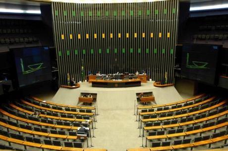 Plen&aacute;rio da C&acirc;mara estava vazio na &uacute;ltima sexta-feira (24). Ao todo, 24 deputados estavam na Casa