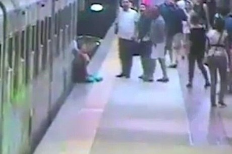 Mulher foi arrastada por vários metros na plataforma