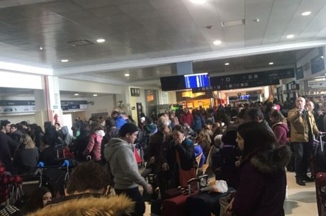 Passageiros afirmam que situação está caótica no aeroporto