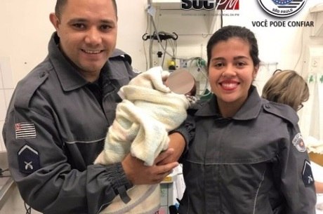 Policiais resgataram o bebê que estava abandonado em banco