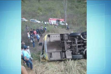 Coletivo seguia para São Paulo Ônibus cai em ribanceira e deixa ao menos seis mortos
