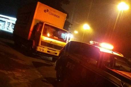 PRF recupera caminhão roubado em Magé