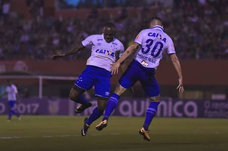 Sassá e Thiago Neves comemoraram juntos o gol cruzeirense
