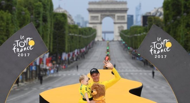 Britânico Chris Froome completou percurso de 21 etapas até capital francesa em 86h20min55