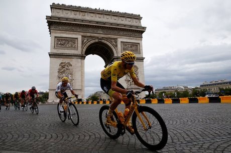 Chris Froome foi apenas 86º colocado na última etapa em Paris