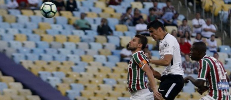 Balbuena ganhou de Henrique para fazer gol da vitória do Corinthians sobre Fluminense neste domingo, no Maracanã