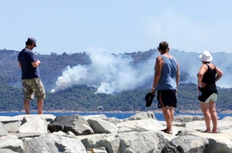Turistas observam incêndio na Riviera Francesa
