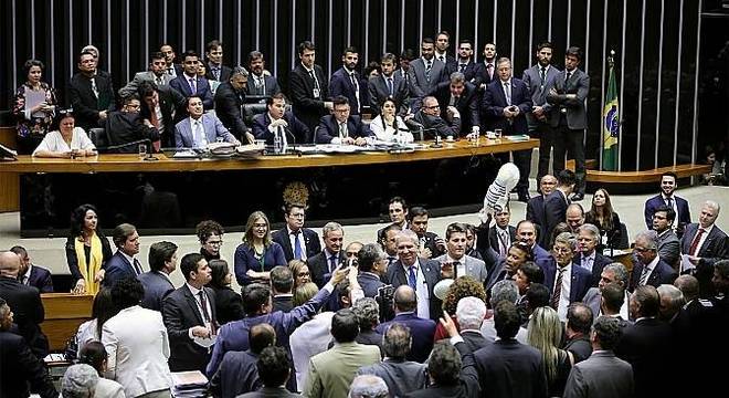 Deputados votaram por suspender denúncia contra o presidente Michel Temer Deputados votaram por suspender denúncia contra o presidente Michel Temer