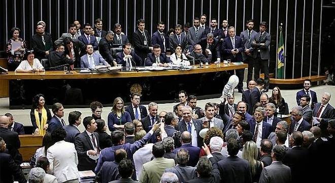 Deputados votaram por suspender denúncia contra o presidente Michel Temer