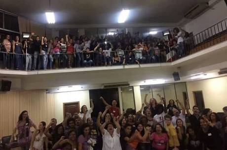 Professores de Duque de Caxias, na baixada fluminense, ocupam a câmara de vereadores