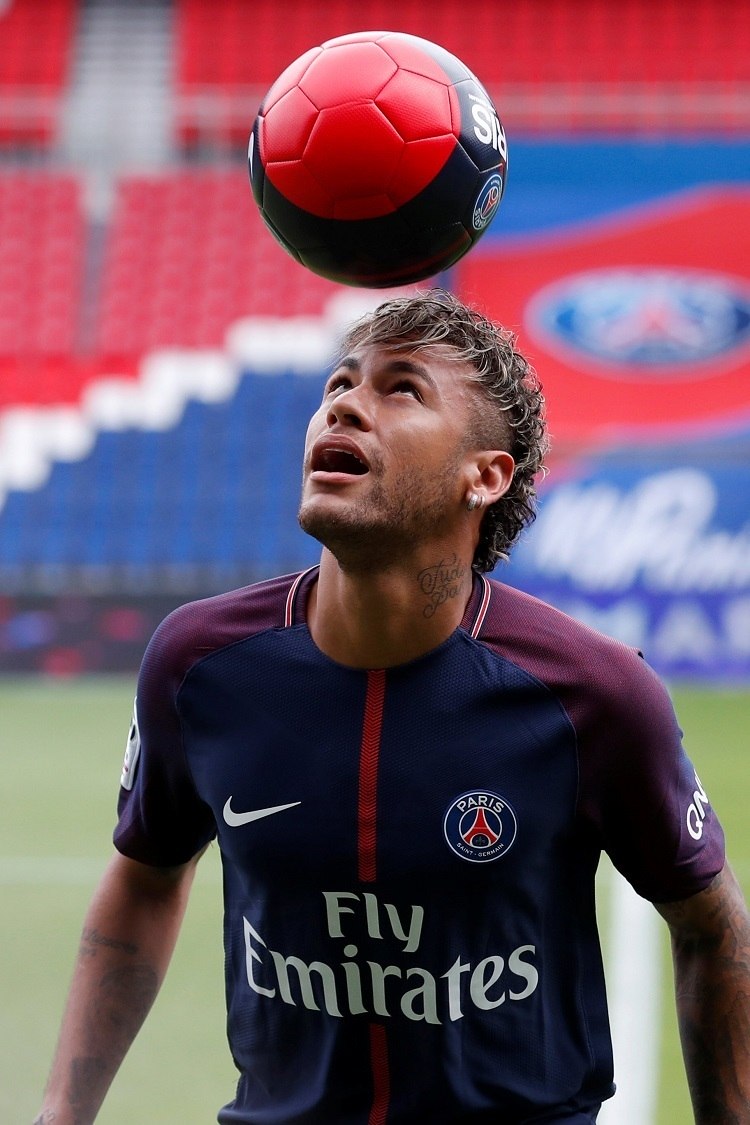 Veja as fotos da apresentação oficial de Neymar no PSG - Fotos - R7