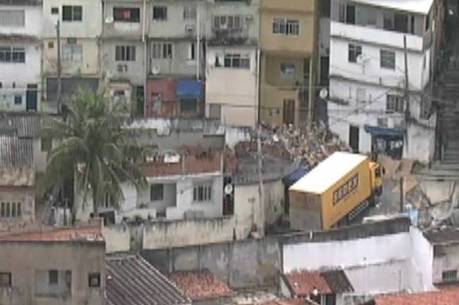 Helicóptero da Record TV Rio flagrou pessoas saqueando caminhão Helicóptero da Record TV Rio flagrou pessoas saqueando caminhão