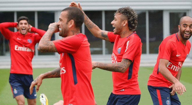 Neymar brinca com Daniel Alves e Lucas no treino do Paris Saint-Germain