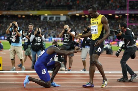 Gatlin fez questão de saudar ídolo Bolt após vitória
