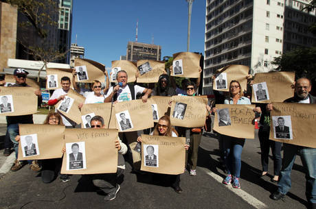 Manifestantes em protesto contra a corrupção Manifestantes em protesto contra a corrupção
