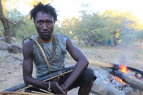 Hadza com grãos e frutas colhidos Hadza com grãos e frutas colhidos