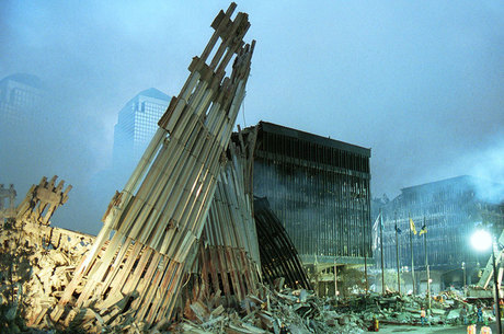 Ataque de aviões contra Torres Gêmeas deixou cenário de destruição em Nova York há 16 anos