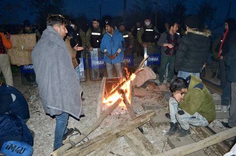 Refugiados queimavam madeira, caixas de plástico e até as próprias roupas para se manterem aquecidos em dias de frio Refugiados queimavam madeira, caixas de plástico e até as próprias roupas para se manterem aquecidos em dias de frio