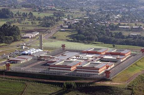 Penitenciárias federais gastaram R$ 3 mi em comida. Em datas comemorativas, presos ganham chocolate e torta