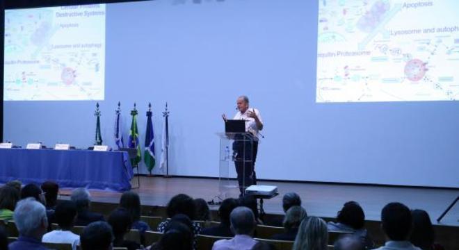 Aaron Ciechanover, pesquisador israelense, Prêmio Nobel de Química de 2004, fez palestra no auditório da Associação dos Docentes da Universidade de Brasília (UnB)