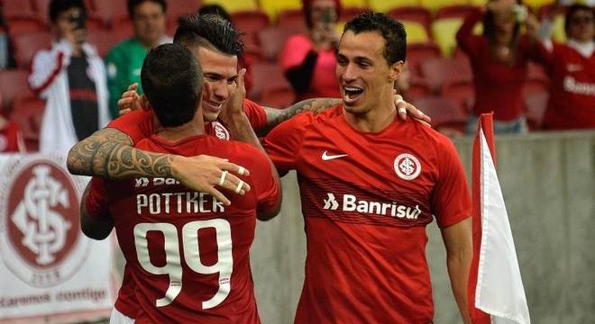 Cuesta comemora seu gol com os atacantes Pottker e Leandro Damião
Cuesta comemora seu gol com os atacantes Pottker e Leandro Damião