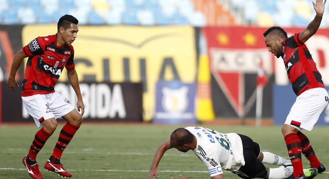 Atlético-GO e Coritiba se enfrentaram no Estádio Olímpico, em Goiânia
Atlético-GO e Coritiba se enfrentaram no Estádio Olímpico, em Goiânia