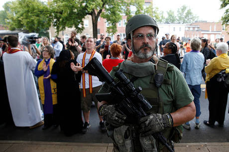 Os supremacistas carregaram até rifles para o protesto