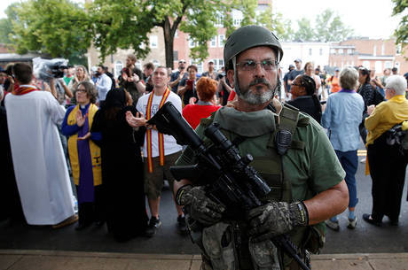 Os supremacistas carregaram até rifles para o protesto Os supremacistas carregaram até rifles para o protesto