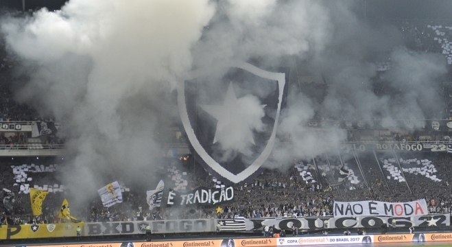 Diferentemente do ocorrido fora, torcida do Botafogo fez bonita festa no estádio