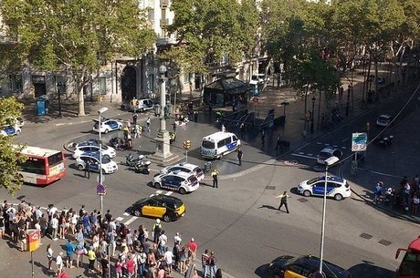 Pelo menos duas pessoas morreram no atentado em Barcelona