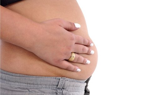 Lacuna entre os músculos abdominais de um a dois dedos depois da gravidez é considerado normal
