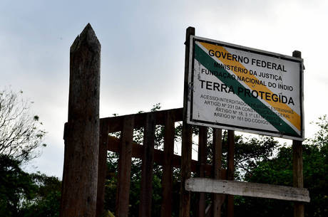 Placa informa o território protegido pela demarcação de 2015