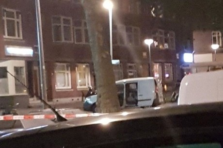 Polícia holandesa investiga van encontrada com cilindros de gás perto de uma casa de shows em Roterdã