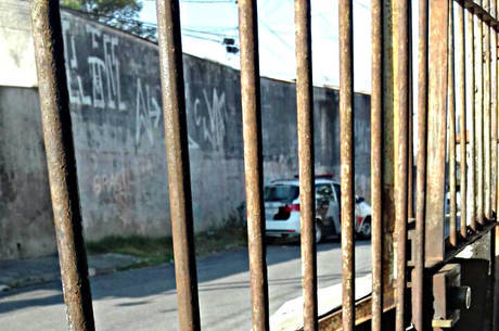 Viatura ao lado da casa de Jonathan. Segundo a família, o registro foi feito quando ele estava encarcerado no 101 DP