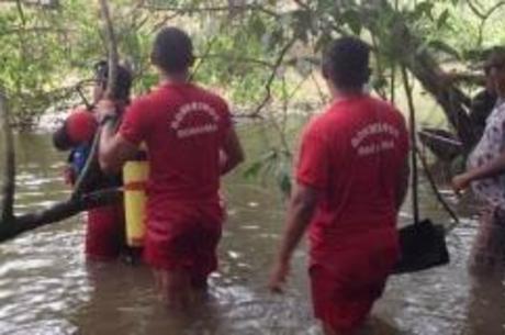 Corpo de Bombeiros busca vítimas de naufrágio em Roraima